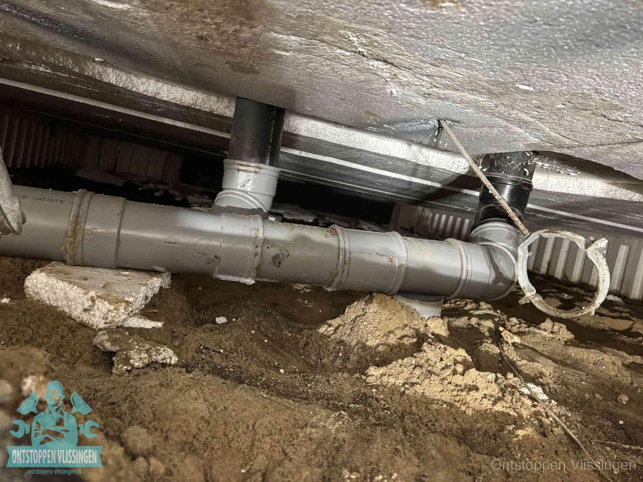 PVC-buizen in de kruipruimte van een gemengd of gescheiden rioolstelsel in Vlissingen