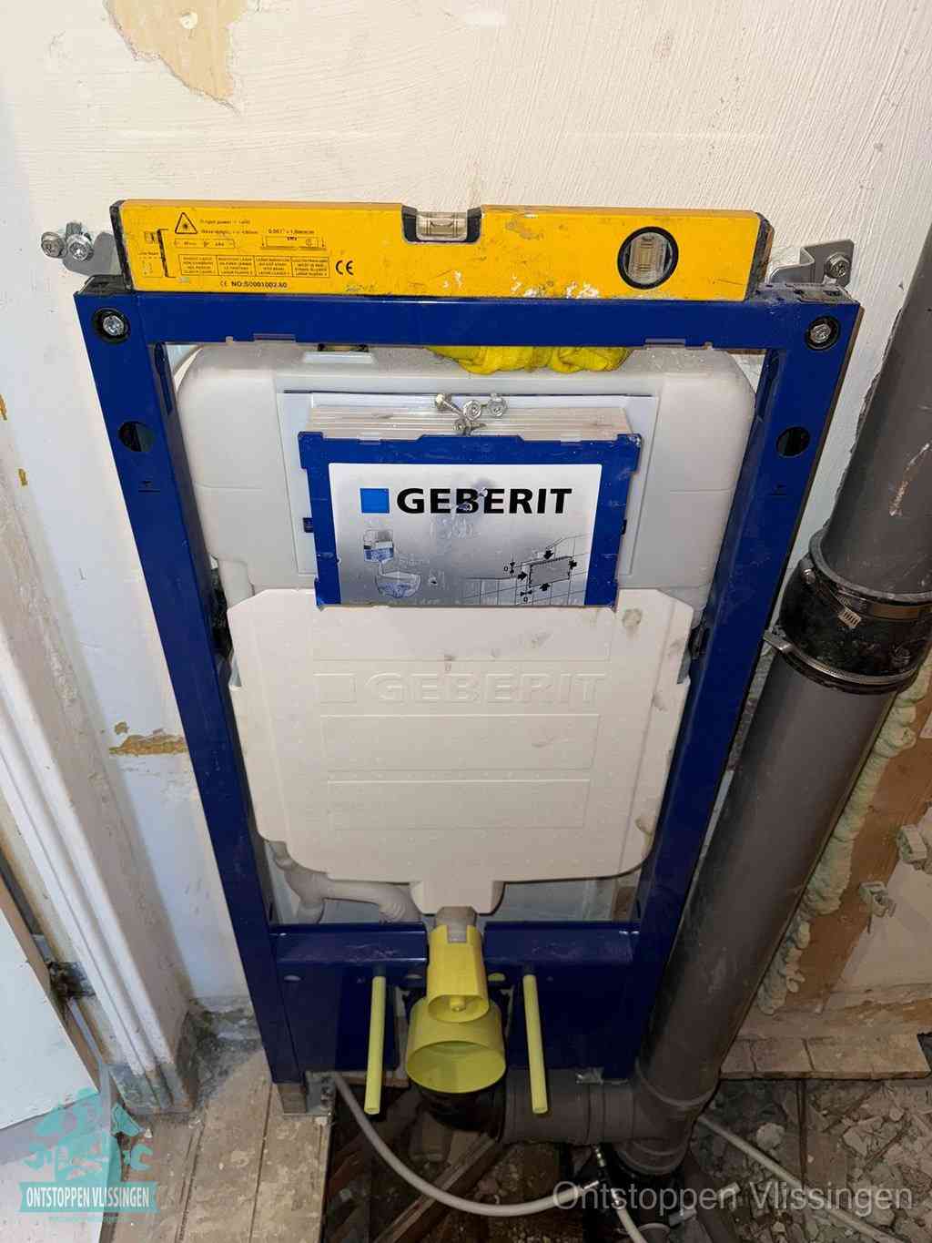 Een Geberit inbouwreservoir met frame voor een hangtoilet tegen de wand, met de afvoerbocht naar de vloer, kenmerkend voor een verstopt hangtoilet in Vlissingen