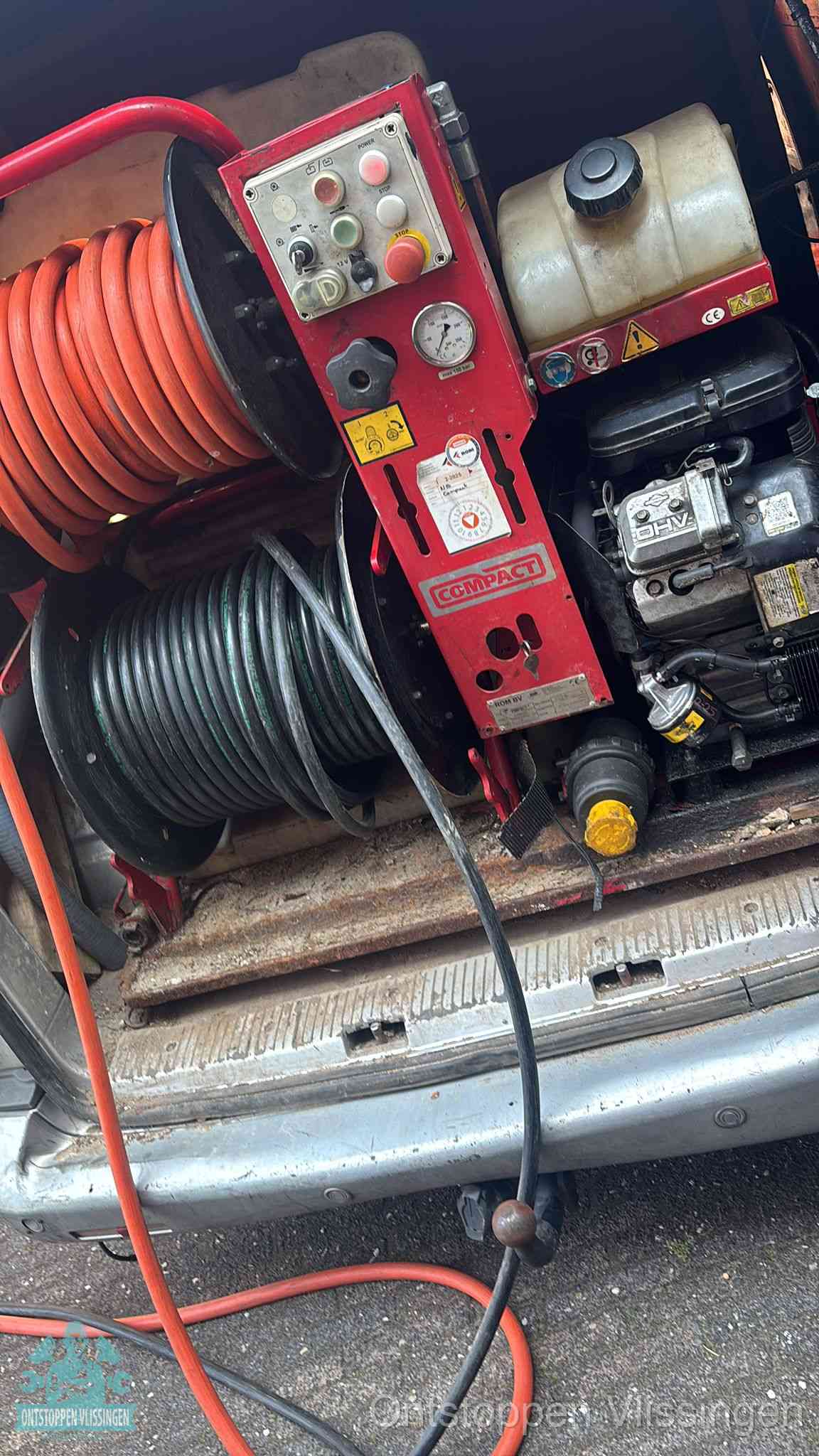 Hogedrukreiniger met slanghaspels in de bus voor het ontstoppen van het riool in Vlissingen