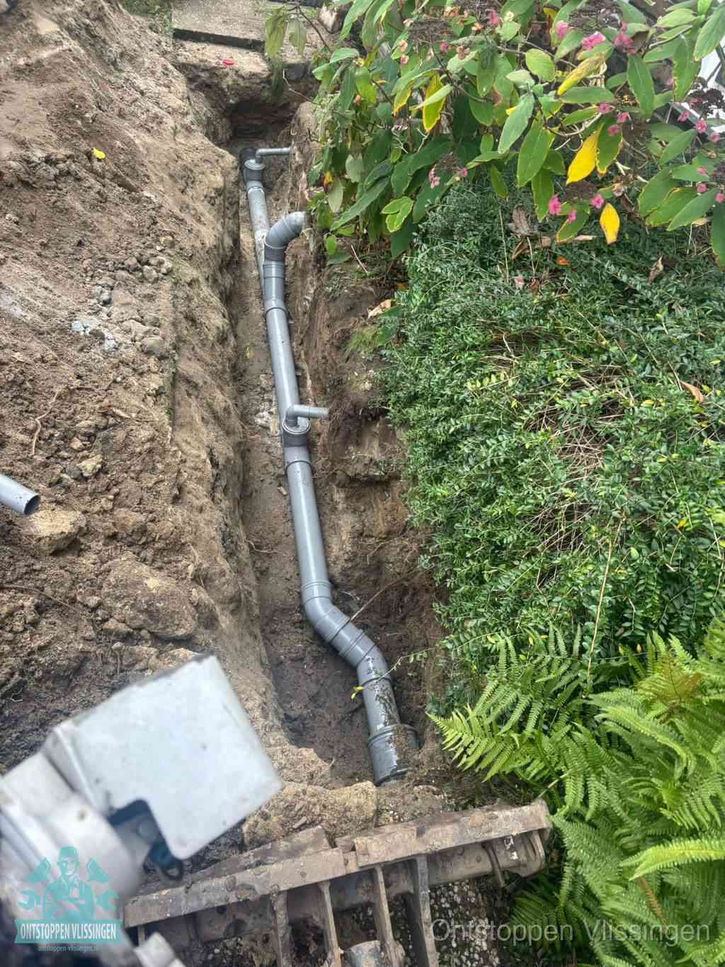 Open sleuf met nieuwe PVC-buizen, riool repareren en vervangen in Vlissingen