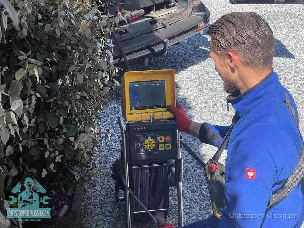 Monteur bedient een rioolinspectiecamera met monitor voor rioolinspectie in Vlissingen