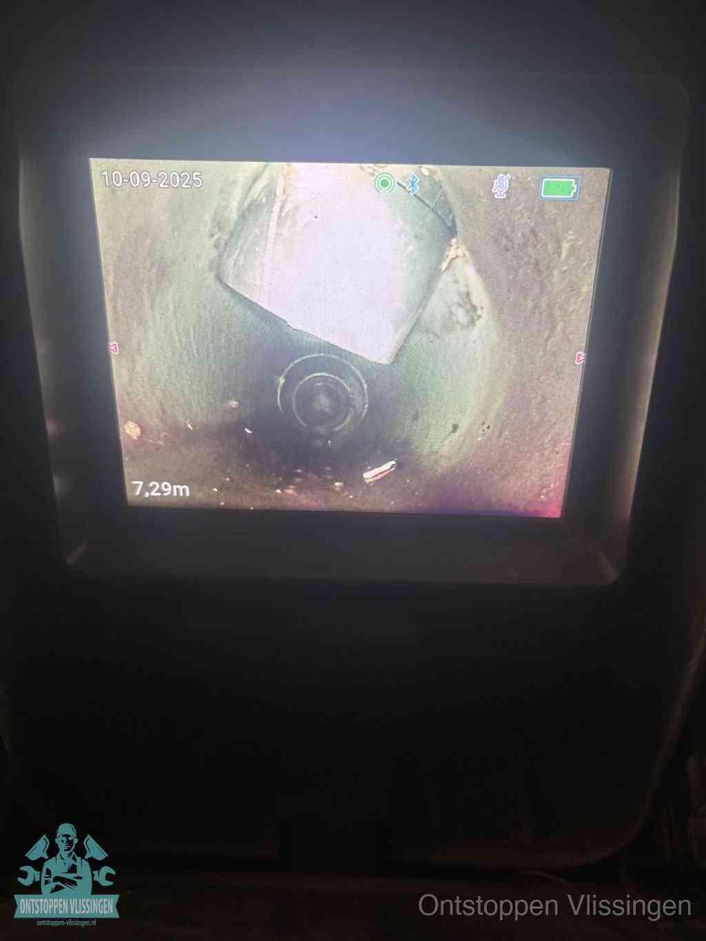 Camerabeeld van een verzakte rioolbuis diep onder de grond, een rioolverzakking in Vlissingen