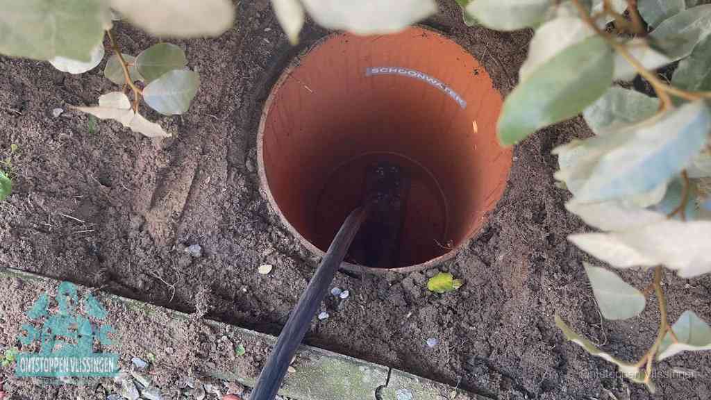 Open inspectieput in de tuin waar een veer rioolvliegjes en stankoverlast aanpakt in Vlissingen