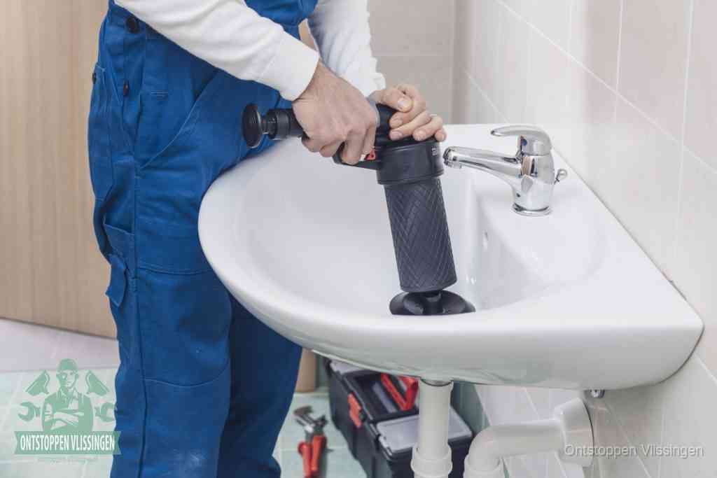 Een te ruwe doe-het-zelf poging met een hand-pomp op de afvoer van een badkamer-wastafel, een van de veelgemaakte fouten bij afvoer ontstoppen in Vlissingen