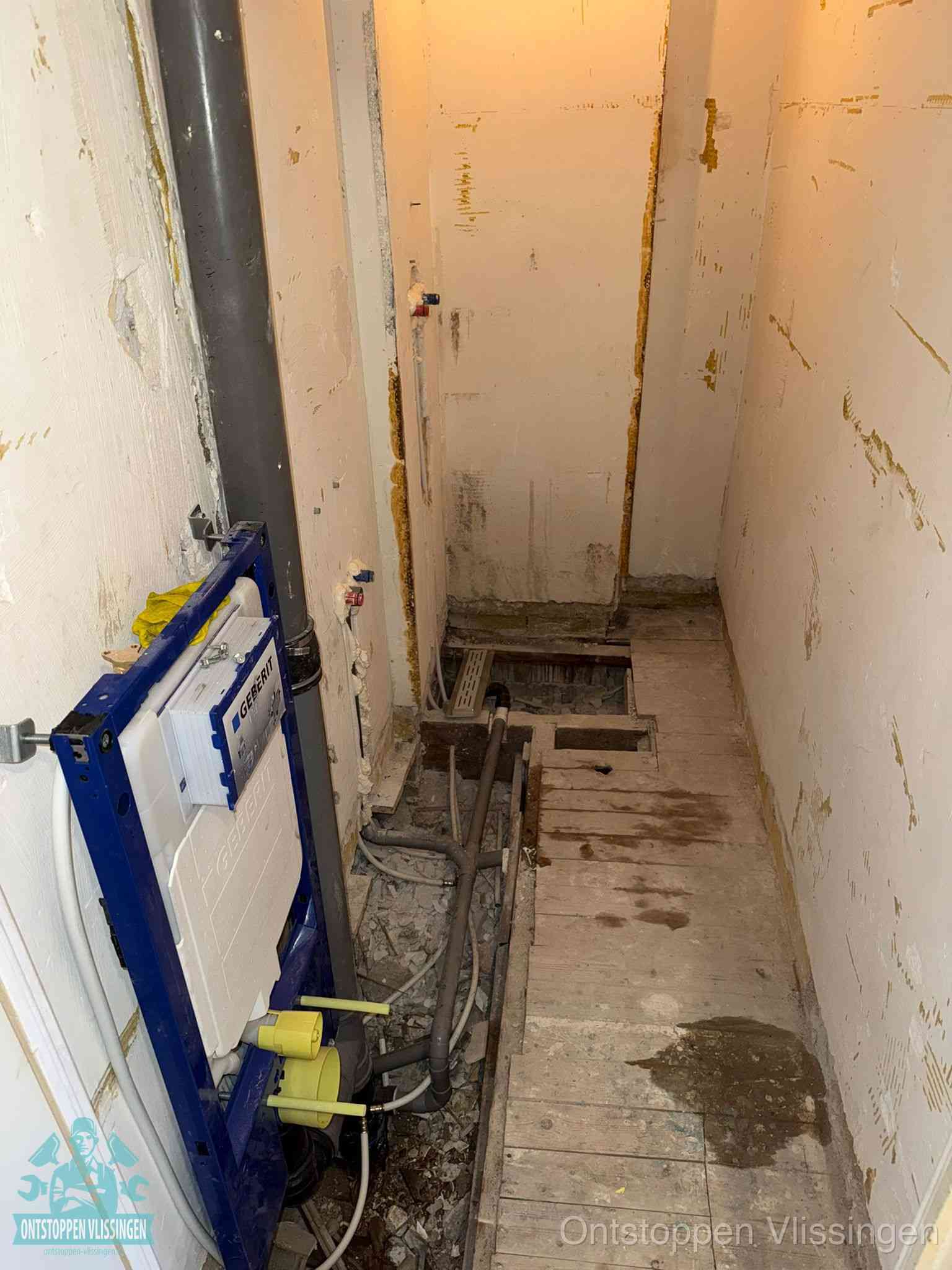 Een opgebroken toiletruimte tijdens renovatie met een Geberit inbouwreservoir en blootliggende oude afvoerleidingen, typisch voor oudere woningen in Vlissingen