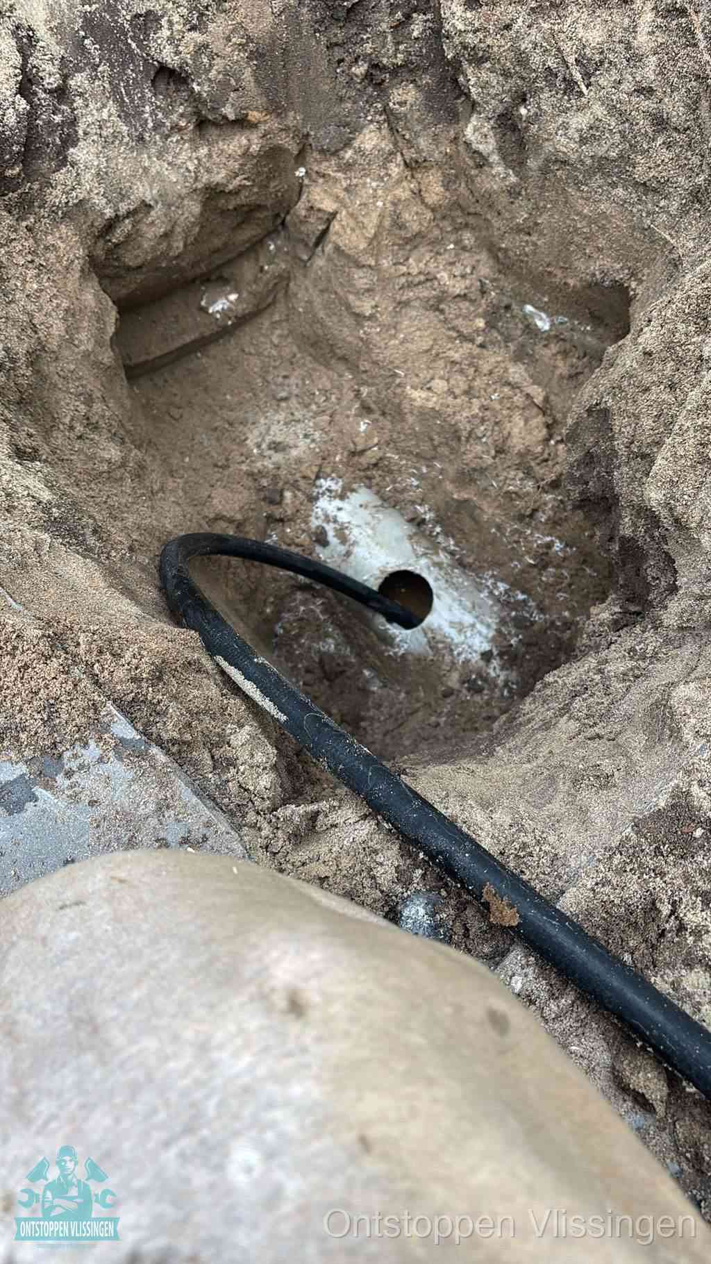 Uitgegraven rioolbuis in de grond, hulp om zelf het riool te ontstoppen in Vlissingen
